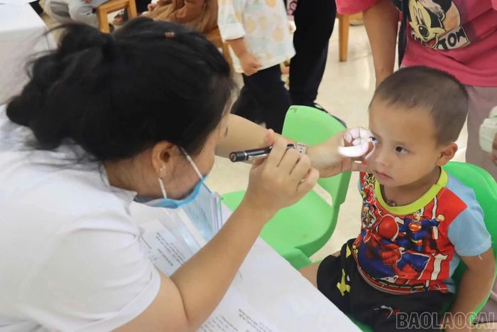 Các đơn vị y tế quan tâm khám sức khỏe cho trẻ em vùng cao.