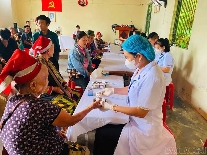 Cán bộ Trạm Y tế xã Hợp Thành khám sức khỏe cho bà con.