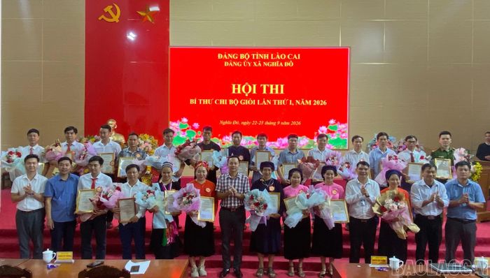 Ban tổ chức chụp ảnh lưu niệm cùng các thí sinh.