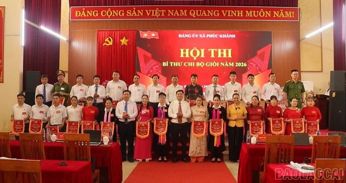 Ban tổ chức trao cờ lưu niệm cho các thí sinh.