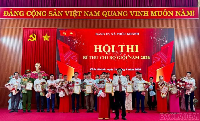 Trao giải Nhất cho thí sinh Lê Thị Thu Hà, Đảng bộ Trường Mầm non Phúc Khánh.