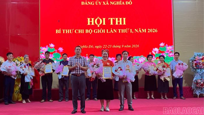 Ban tổ chức trao giải cho các thí sinh có thành tích xuất sắc.