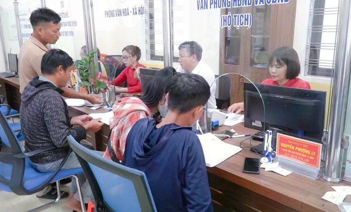 Người dân giải quyết thủ tục hành chính tại Trung tâm Phục vụ hành chính công xã Mậu A. (Ảnh: CTTĐT tỉnh Lào Cai)