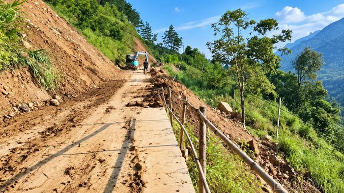Máy và nhân lực được huy động để hót dọn các điểm sạt lở.