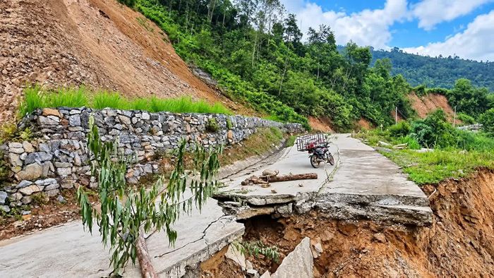 Mưa lớn kéo dài khiến nhiều vị trí trên tuyến đường nối quốc lộ 32 với tỉnh lộ 174 qua địa bàn xã Phình Hồ bị sạt lở, hỏng nghiêm trọng.