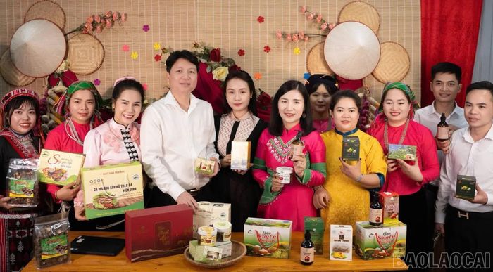 Chị Hoàng Thị Minh Hòa (ngoài cùng bên trái) quảng bá các sản phẩm đặc trưng trên các nền tảng mạng xã hội..