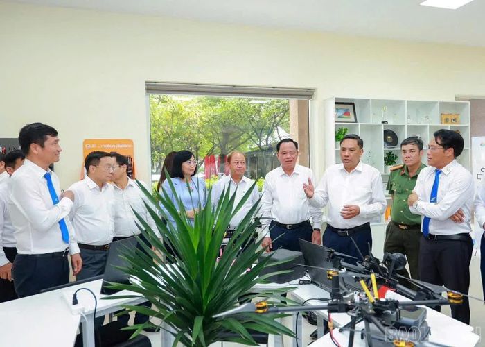 Đoàn công tác của tỉnh Lào Cai tham quan không gian đổi mới sáng tạo Trường Đại học Lạc Hồng - Cơ sở 1, phường Trấn Biên.