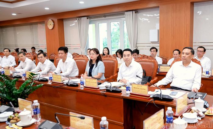 Các đại biểu tỉnh Lào Cai dự buổi làm việc.