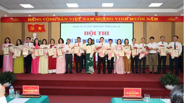 Trao chứng nhận cho các thí sinh đoạt giải Khuyến Khích.