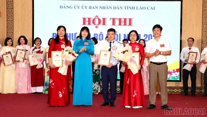 Trao chứng nhận cho các thí sinh đoạt giải Ba.