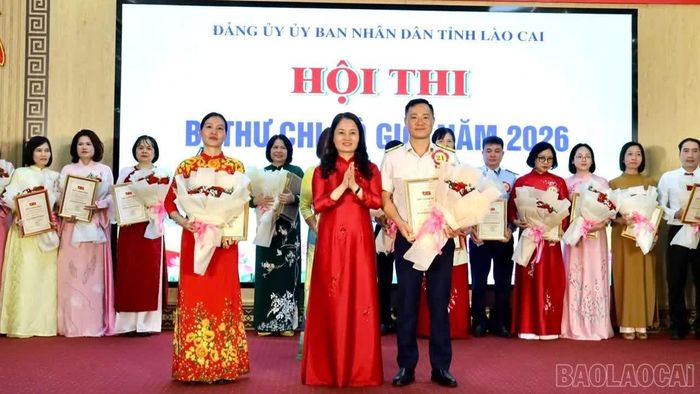 Trao chứng nhận cho các thí sinh đoạt giải Nhì.