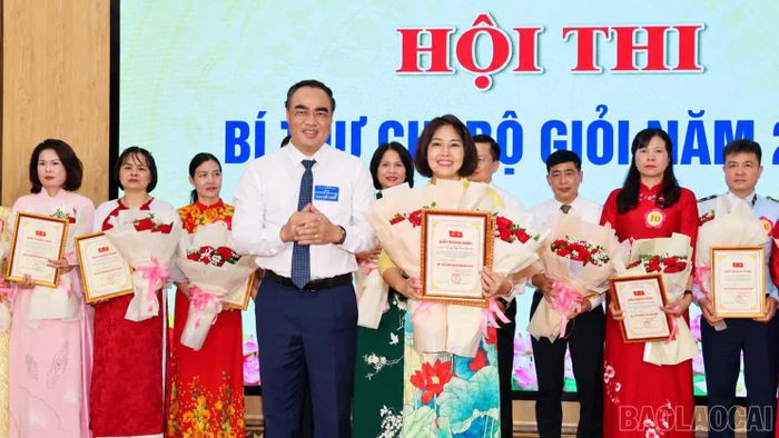 Ban tổ chức trao chứng nhận cho thí sinh đoạt giải Nhất hội thi.