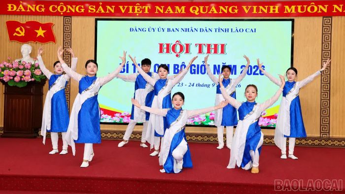 Các tiết mục văn nghệ góp phần cổ vũ hội thi.