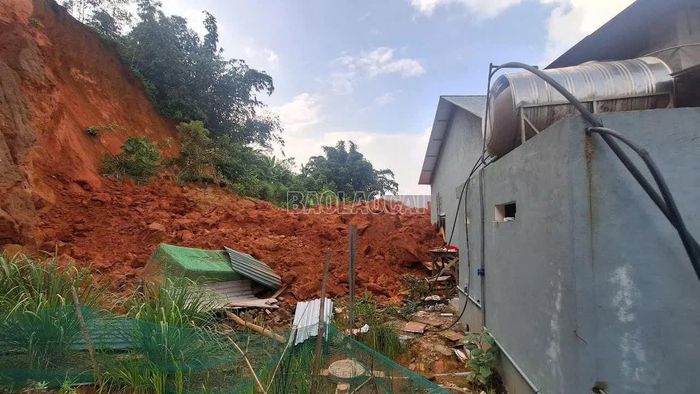 Nhà của hộ ông Triệu Văn Ba bị đất đá sạt vào tường phía sau.