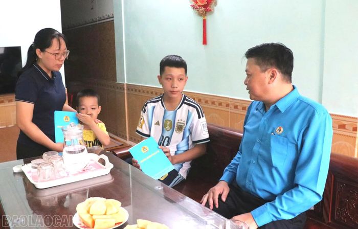 Những phần quà thiết thực, ý nghĩa được Liên đoàn Lao động tỉnh trao tận tay các em nhỏ, giúp các em đón Tết Trung thu vui tươi, đầm ấm.