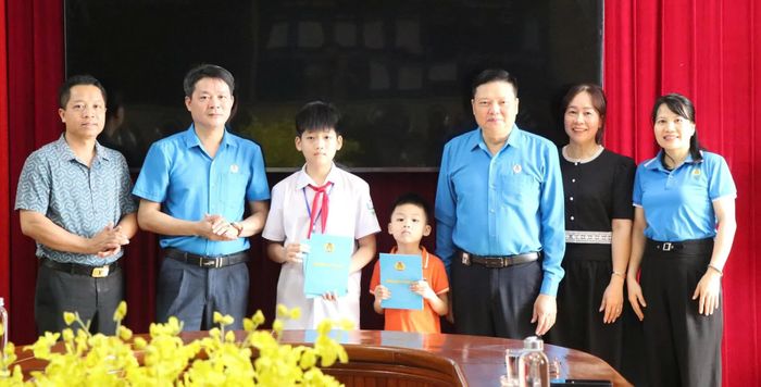 Lãnh đạo Liên đoàn Lao động tỉnh thăm hỏi, tặng quà trẻ em mồ côi là con đoàn viên, người lao động có hoàn cảnh khó khăn thuộc Công đoàn xã Trấn Yên.