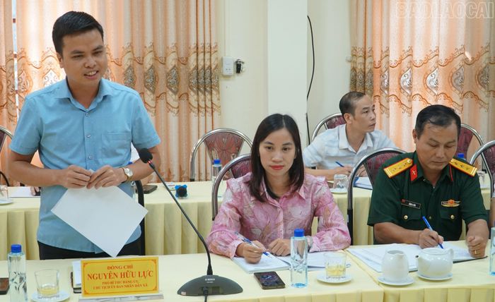 Lãnh đạo xã Văn Chấn báo cáo tại buổi làm việc.