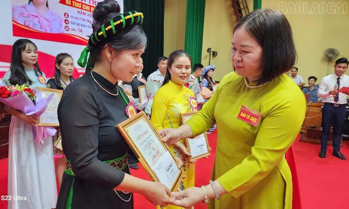 Ban tổ chức trao giải cho các thí sinh.