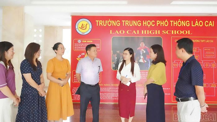Đoàn giám sát thực tế tại Trường THPT Lào Cai.
