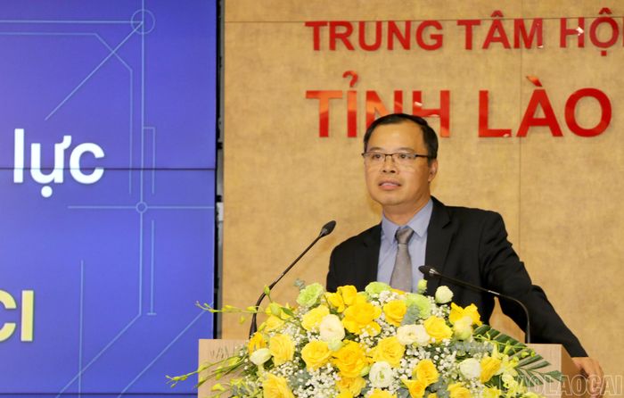  Ông Phạm Ngọc Thạch trình bày chuyên đề tại hội thảo. 
