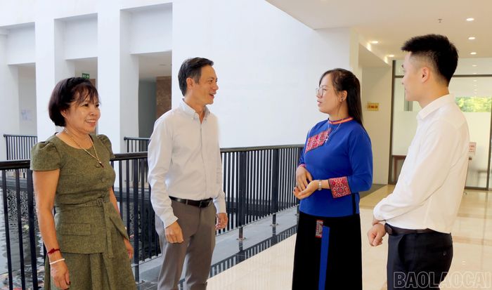 TS. Lê Duy Bình - Giám đốc Economica Việt Nam trao đổi với các doanh nghiệp, HTX tham dự hội thảo.
