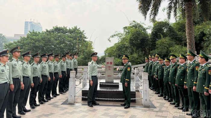 Lực lượng biên phòng hai bên kiểm tra liên hợp cột mốc quốc giới 101(1).