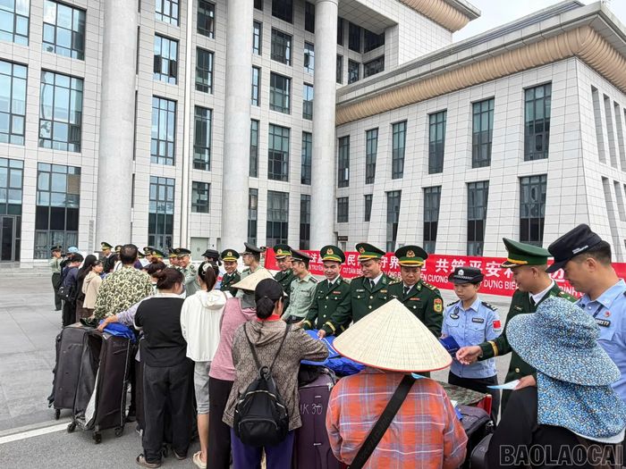 Lực lượng biên phòng hai bên phối hợp tuyên truyền pháp luật cho hành khách và cư dân biên giới.