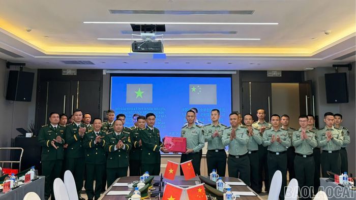 Trưởng đoàn hai bên ký biên bản Hội đàm định kỳ quý III năm 2026 và tặng quà lưu niệm.