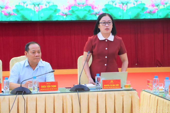 Lãnh đạo Hội Khuyến học xã Lục Yên tham gia thảo luận.