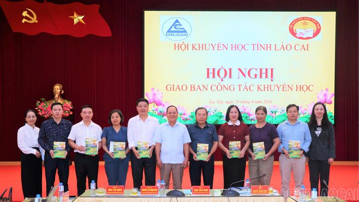 Hội khuyến học tỉnh Lào Cai tặng Quỹ Khuyến học cho 6 xã.