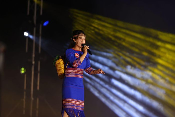 Trên sân khấu, mọi người dân đều tỏa sáng.