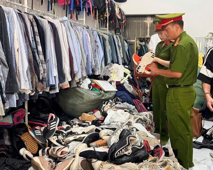 Lực lượng chức năng phường Phú Thủy kiểm tra nguồn gốc, xuất xứ các loại giày, dép có dấu hiệu giả mạo nhãn hiệu