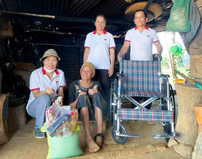 Chị Hằng (ngoài cùng, bên trái) cùng các thành viên An Lạc Hạnh trao quà cho người nghèo
