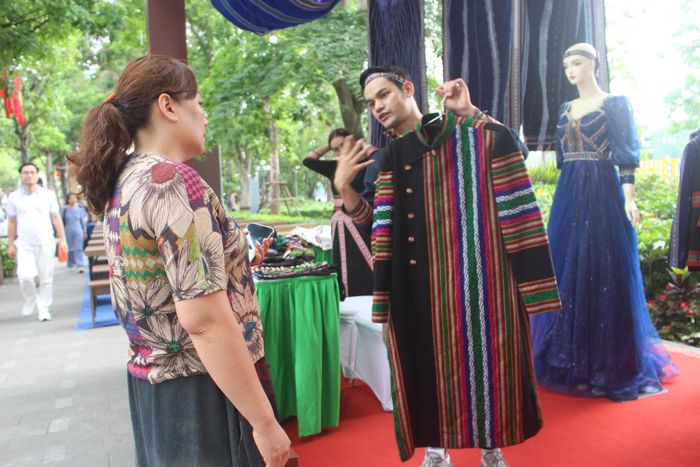 Nhà thiết kế trẻ giới thiệu trang phục truyền thống từ thổ cẩm