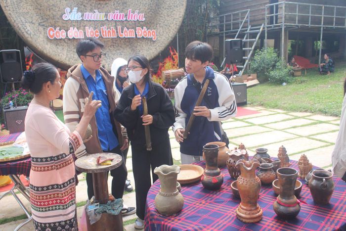 Nghệ nhân Lương Thị Hòa giới thiệu sản phẩm gốm Chăm trong sự kiện du lịch
