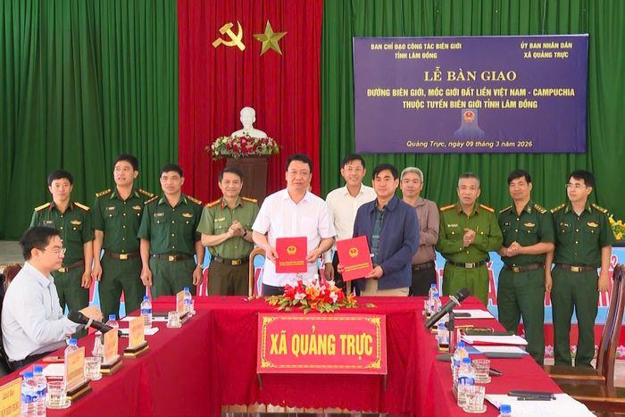 Lãnh đạo Sở Ngoại vụ bàn giao đường biên giới, mốc giới đất liền Việt Nam - Campuchia thuộc tuyến biên giới tỉnh Lâm Đồng tại xã Quảng Trực