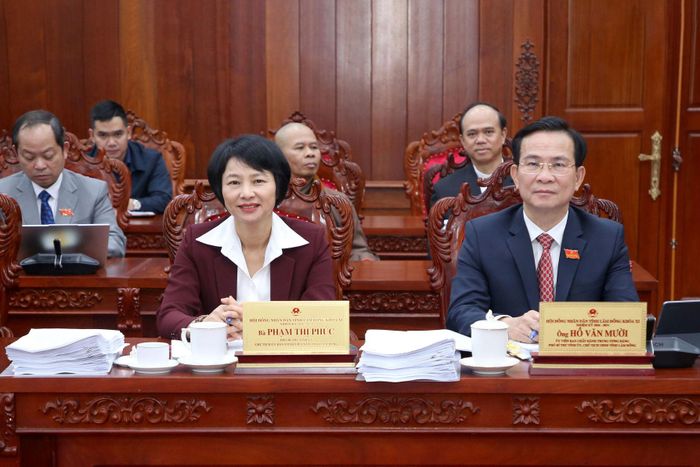 Đồng chí Hồ Văn Mười, Ủy viên Ban Chấp hành Trung ương Đảng, Phó Bí thư Tỉnh ủy, Chủ tịch UBND tỉnh (bên phải) và đồng chí Phạm Thị Phúc, Phó Bí thư Tỉnh ủy, Chủ tịch Ủy ban MTTQ Việt Nam tỉnh (bên trái) tham dự kỳ họp