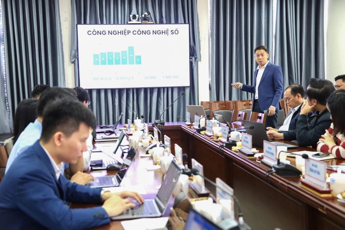 Phó Trưởng phòng Quản lý chất lượng, Cục Công nghiệp Công nghệ thông tin trao đổi nội dung về "Một số chính sách ưu đãi, hỗ trợ đầu tư, phát triển công nghiệp công nghệ số"