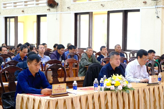 Đại diện lãnh đạo các sở, ngành, địa phương tham dự buổi tiếp xúc cử tri