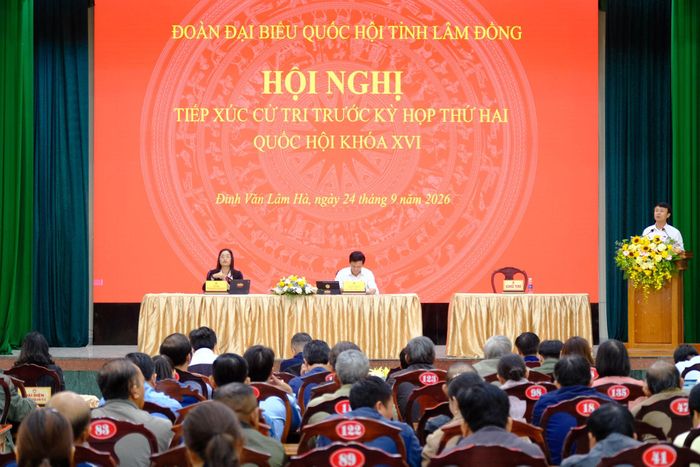 Quang cảnh buổi tiếp xúc cử tri tại xã Đinh Văn Lâm Hà