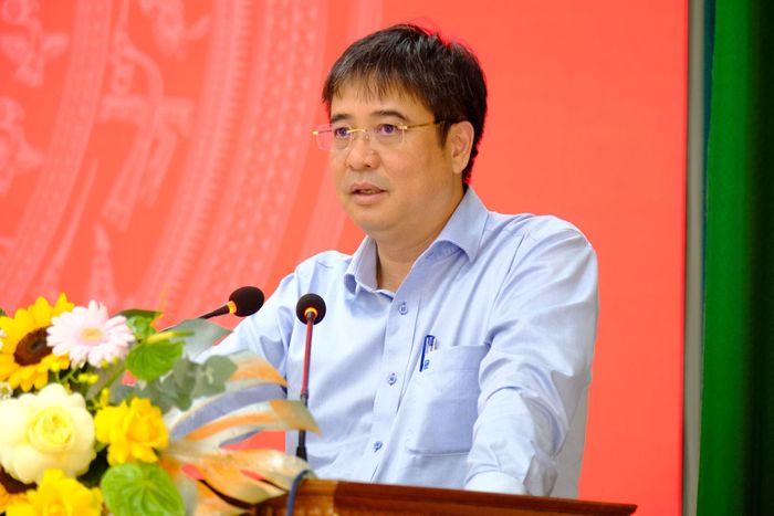 Ông Hoàng Việt Lâm, Chủ tịch UBND xã Đinh Văn Lâm Hà phát biểu, giải trình các ý kiến cử tri