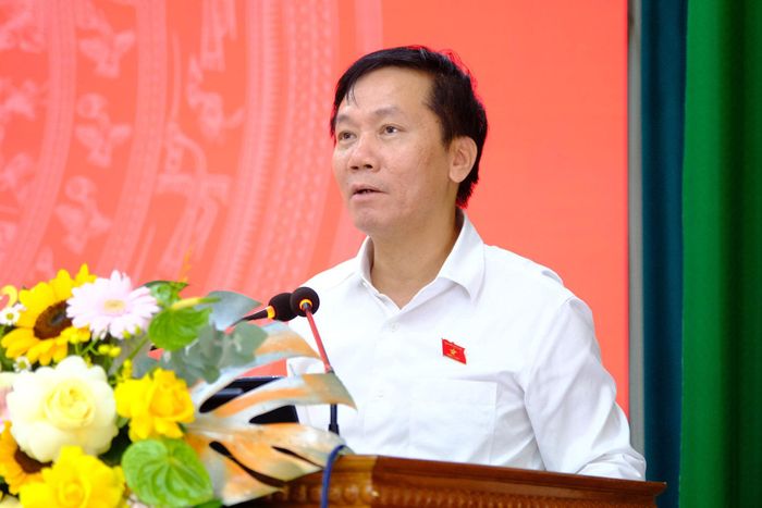 Ông Lâm Văn Đoan, Phó Chủ nhiệm Ủy ban Văn hóa và Xã hội của Quốc hội phát biểu, tiếp thu các ý kiến của cử tri