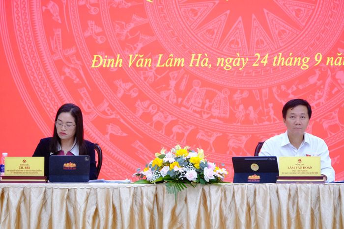 Ông Lâm Văn Đoan, Phó Chủ nhiệm Ủy ban Văn hóa và Xã hội của Quốc hội (bên phải) và bà Cil Bri, Phó Giám đốc Sở Dân tộc và Tôn giáo tỉnh Lâm Đồng (bên trái) tiếp xúc cử tri tại xã Đinh Văn Lâm Hà
