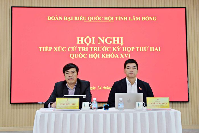 Ông Đặng Đức Hiệp, Ủy viên Ban Thường vụ Tỉnh ủy, Phó Trưởng đoàn chuyên trách Đoàn ĐBQH tỉnh (bên trái) và ông Nguyễn Văn Ngọc, Phó Hiệu trưởng Trường Đại học Đà Lạt, Ủy viên Ủy ban Khoa học, Công nghệ và Môi trường của Quốc hội (bên phải) chủ trì hội nghị