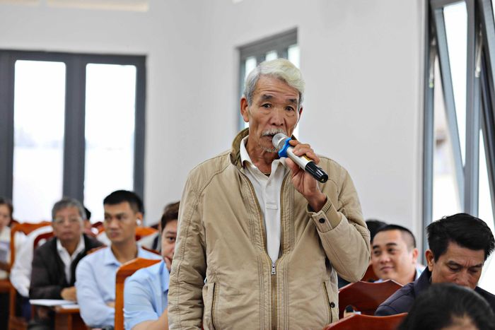 Cử tri Trần Anh Tuấn, thôn 2, xã Gia Hiệp kiến nghị tại hội nghị tiếp xúc cử tri sáng 24/9