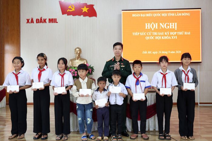ĐBQH Phạm Đức Hoài tặng quà tới các học sinh có hoàn cảnh khó khăn