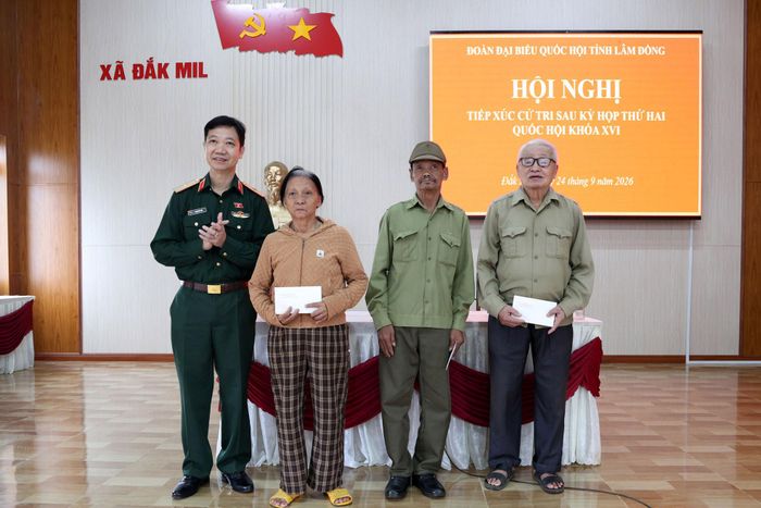 ĐBQH Phạm Đức Hoài tặng quà tới các gia đình chính sách xã Đắk Mil