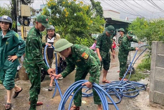 Đồn Biên phòng Mũi Né sử dụng máy bơm để bơm thoát nước khỏi khu vực nhà dân bị ngập