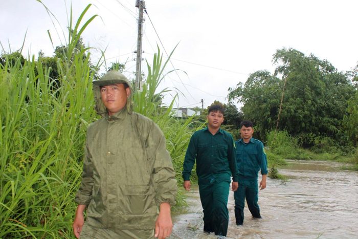 Lực lượng dân quân tại các địa phương luôn có mặt tại nơi xung yếu sẵn sàng hỗ trợ người dân