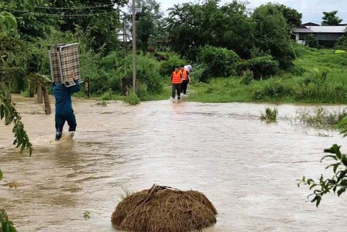 Các lực lượng di dời tài sản, sẵn sàng hỗ trợ người dân khi nước dâng lên